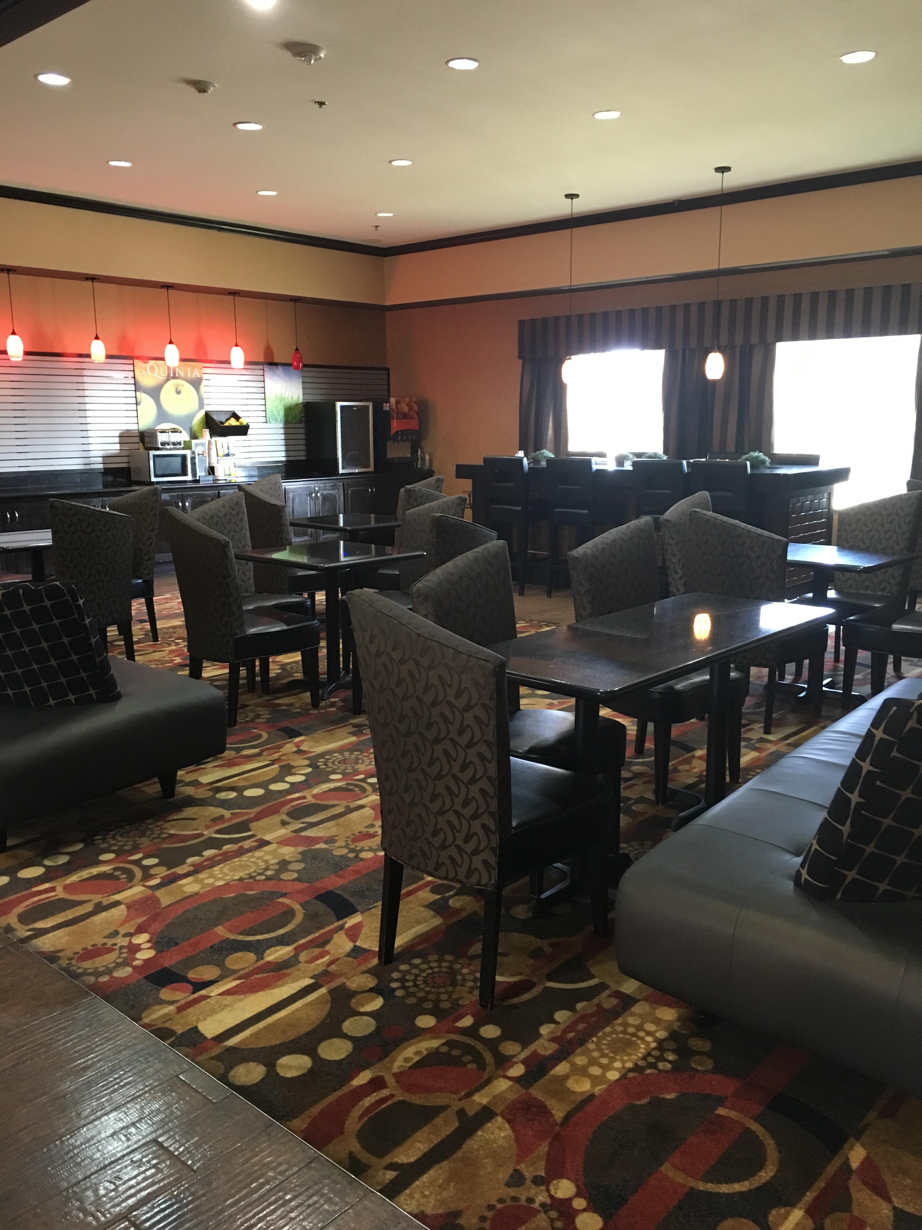 La Quinta Inn & Suites by Wyndham Denton - University Drive