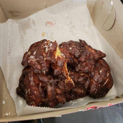 Crispy, burnt apple fritters that tasted HORRIBLY  dry and BURNT.