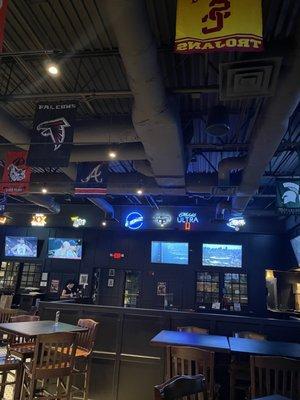 Great layout with lots of TVs and trivia on Wednesday.