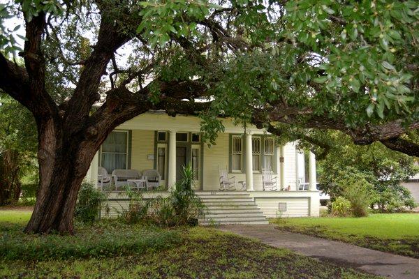 831 W San Antonio St, Lockhart, TX -- Vintage home in great location.  $299,900