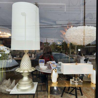 Beautiful lamps, furniture and tchotchkes!!