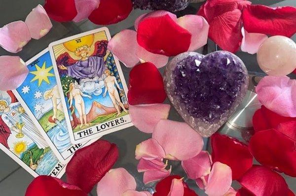 Gives advice to love matters twin flame and soulmate readings