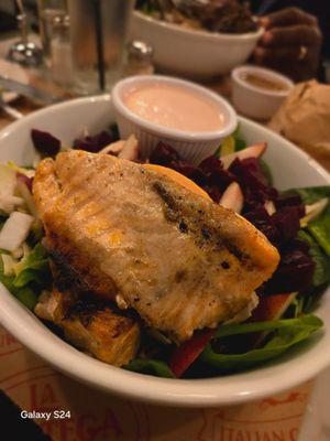 Salmone e Pere   Grilled salmon, baby spinach, endive, pears, toasted pecans red beets, cherry tomatoes, Raspberry dressing