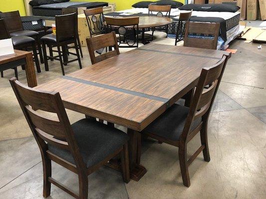 Dinette less Than $600!  (Come In For The Best Offer)