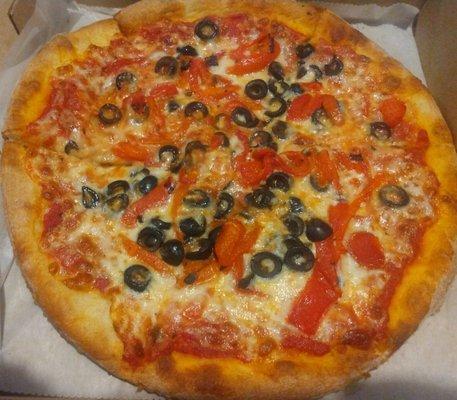 Small pizza with black olives and roasted red peppers