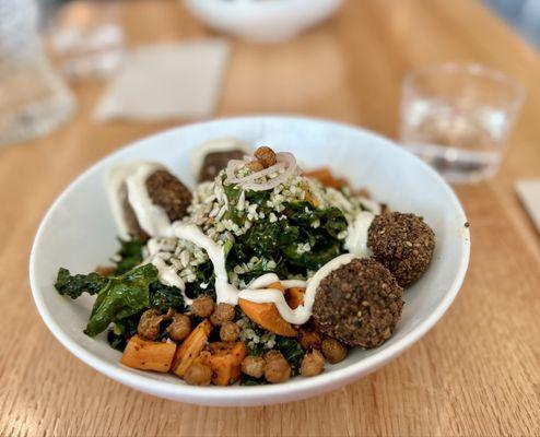 Hippie salad with falafel