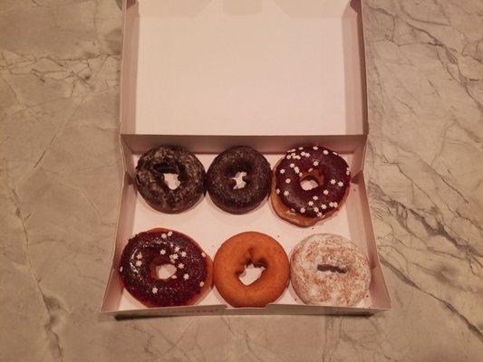 What a gift, a dozen donuts! (From me to my stomach)