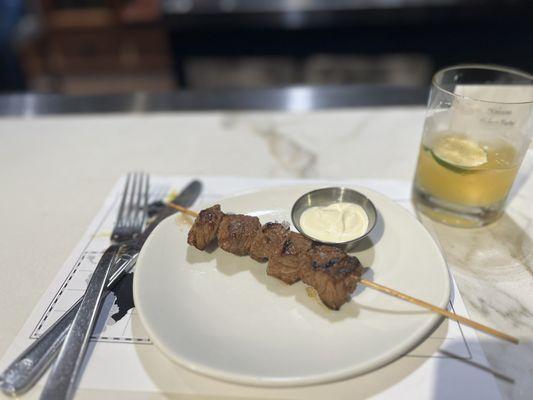 Sirloin skewers with garlic dipping sauce