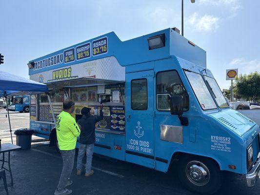 Little Taco truck on Linda Vista Rd