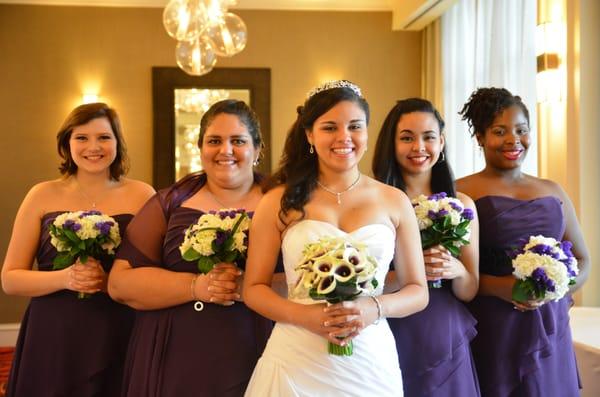 The bridal party with their beautiful bouquets!