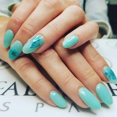 Beautiful desing on sns manicure