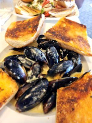 Mussels w/ garlic bread and chef salad.