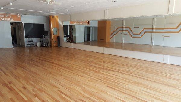 Gorgeous new studio, huge maple dance floor (the very best surface for dance)!