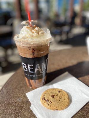 Mexican mocha with cinnamon and chocolate drizzle with my free cookie. Nice touch guys!