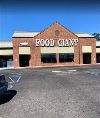 Pinson Food Giant exterior. Grocery store serving Pinson, AL