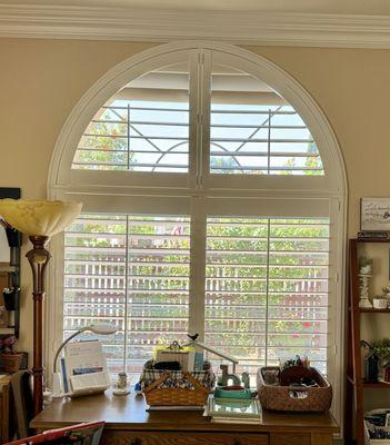 Movable louvered arch in office