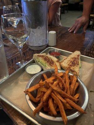 Avocado sandwich with sweet potato fries