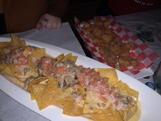 Nachos and chicharrón de pollo sin hueso