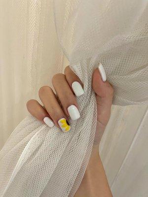 White nails with sunflower