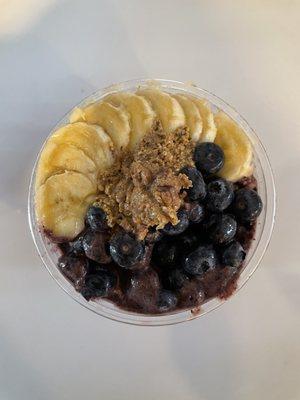 Açaí bowl with avocado, spinach and blueberry base