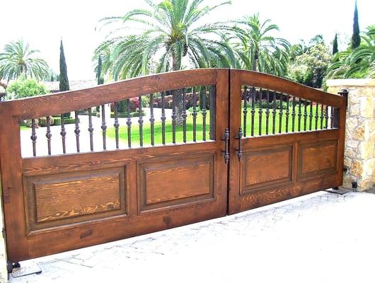 San Diego Iron Gates and Driveway Gates.
 
 This is a wood gate in San Diego.