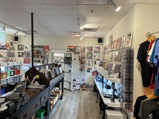 Nice selection, including audio equipment and other vinyl related accessories