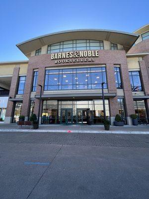 Facade of Bay St's Barnes & Noble