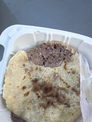 Pupusas de frijol con queso 17 dólares por 4