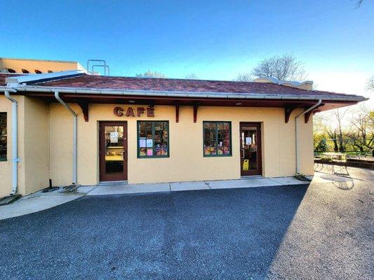 Praline bakery is open seasonally. Check hours before going.