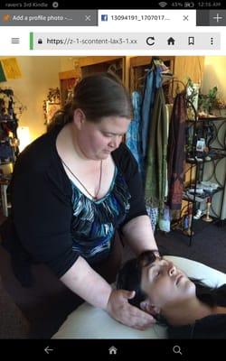 Doing reiki during a class at Lightweavers.