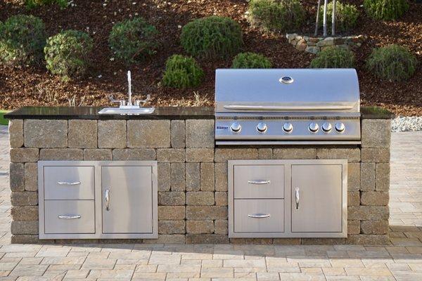 Built-in paver block sink & grill with a black pearl finish granite counter top.