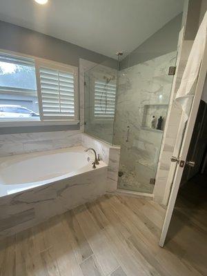 Frameless shower