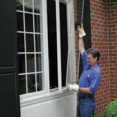 Installing insulated glass unite.