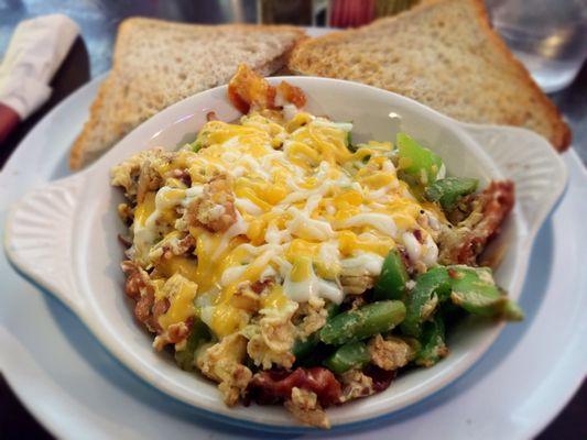 Cheddar and bacon skillet with wheat toast