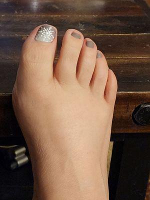 There are no winter feet here, only winter designs. Kimlan gives the best pedicures