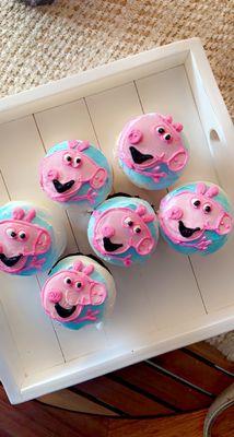 Peppa Pig vanilla and chocolate cupcakes