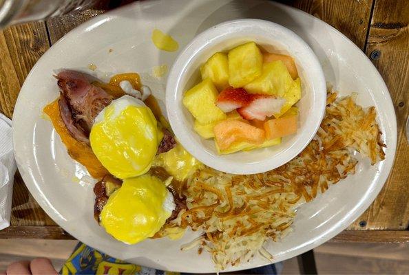 Eggs Benedict with hash browns