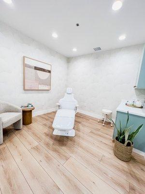 The Treatment San Clemente Injector Treatment Room. Follow us on Instagram @thetreatmentsanclemente