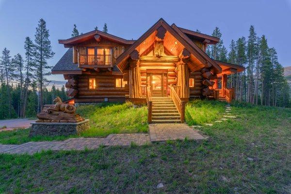 Moose Ridge Cabin is a guest favorite for its true luxury log cabin design.