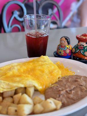 la comida deliciosa, bien servida junto a los jugos frescos