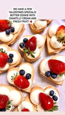 Butter cookie with chantilly cream and fresh fruit