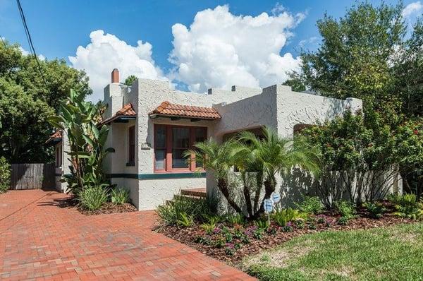 Fantastic Spanish style Bungalow in Hyde Park. Walking distance to Hyde Park Village, Bern's and Bayshore Boulevard...to name...