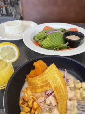 Ceviche Ceviche De Pescado Peruano Ensalada De Aguacate