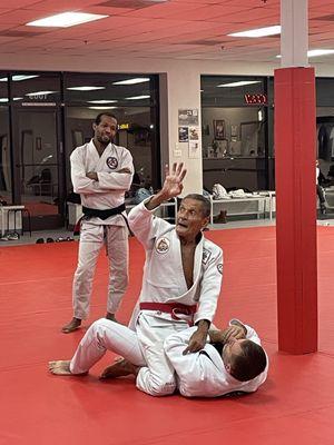 Grand Master Relson Gracie visiting our gym during the adults evening class.