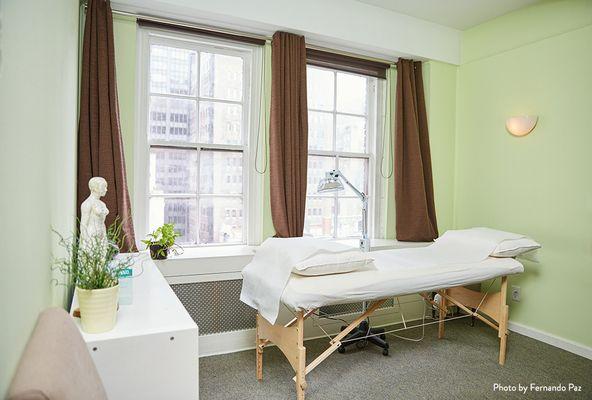 Clean, bright and peaceful treatment room for acupuncture in midtown, Manhattan, NYC | Acupuncturist NYC