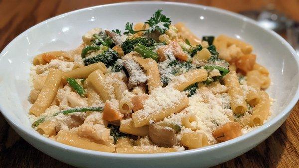 I'm starting to enjoy my veggie pasta primavera with penne instead of linguine! This isn't on the menu, but you can ask for it!