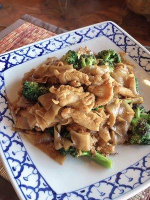 Pad See Iwe : Pan-fried big flat noodle with broccoli and egg