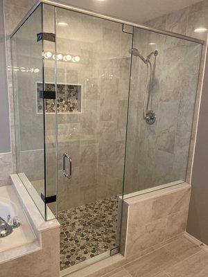 Frameless shower