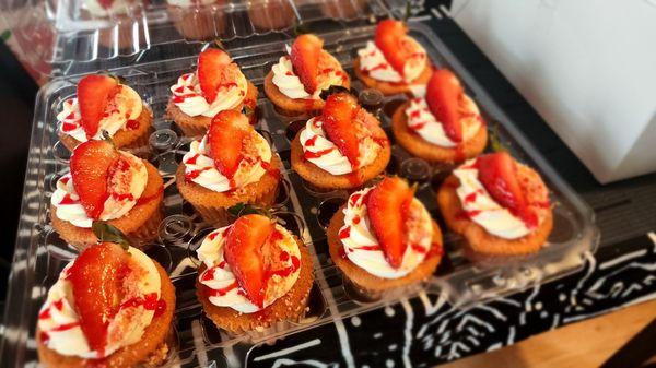 Strawberry crunch cupcakes