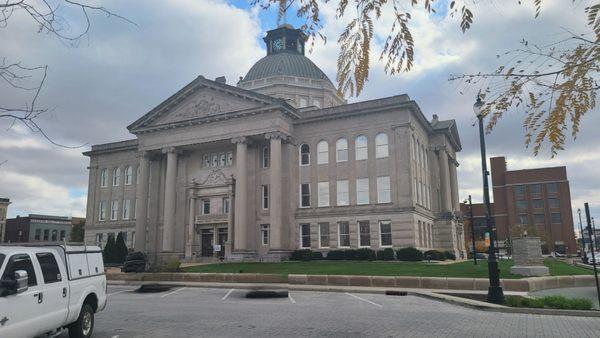 Courthouse caddy-corner from Arnie's